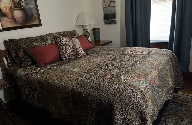 home/large deck overlooking town. Walking distance to shops and restaurants
