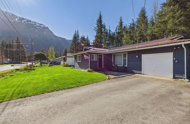 Home Near Mendenhall Glacier with Large Backyard