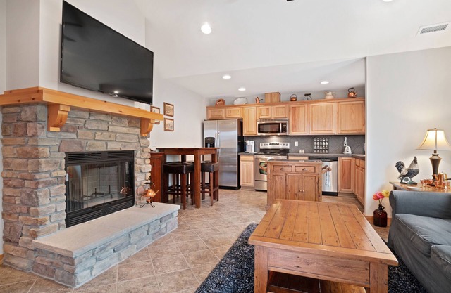 Home near Suncadia with a wood-burning fireplace & furnished deck