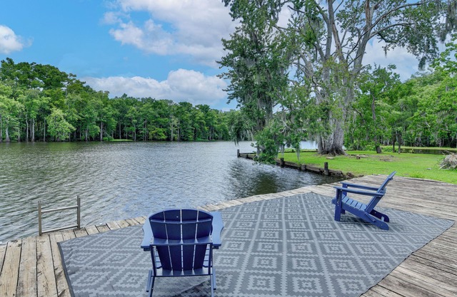 Home on Blood River - Private Dock & Spacious Deck