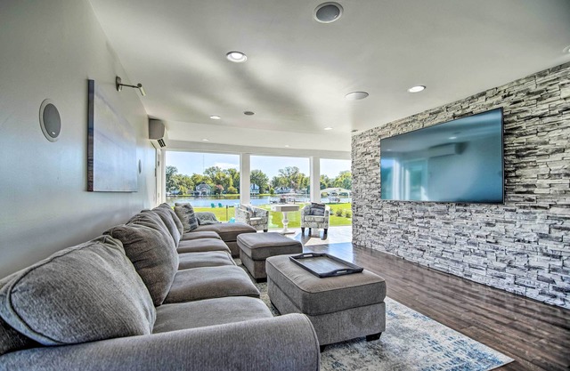 Home on Fox River: Modern Decor Style!