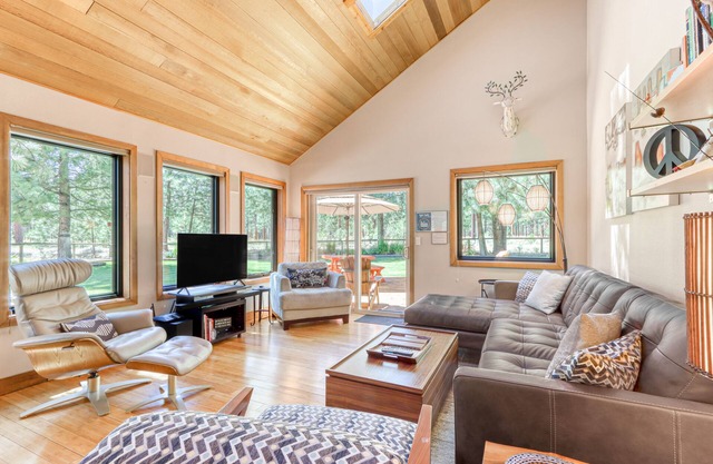 Home with a private hot tub, shared pool, & National Forest at your backdoor