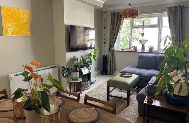 Homely flat in Surrey, Sleeps 3, family friendly