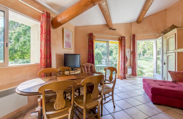 Homerez - Apartment for 2 pers. with shared pool in Forcalquier