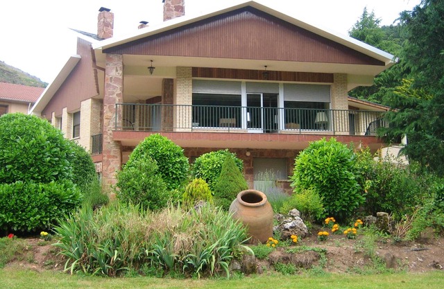 Homerez - Big house for 9 ppl. with garden and terrace at Pradoluengo