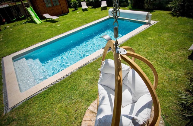 Homerez - Charming house with garden near Avignon + shared pool