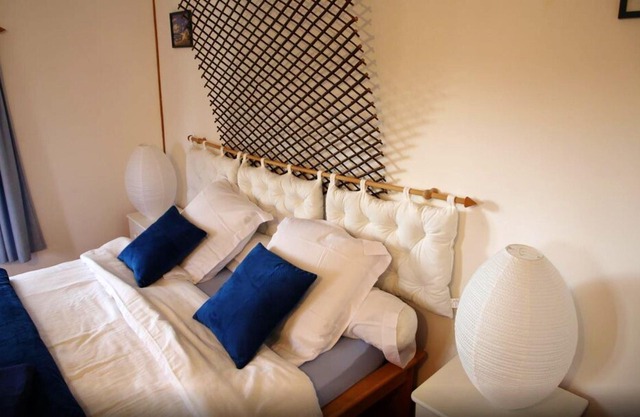 Homerez - House for 4 ppl. with shared pool and spa at Saint-Front-de-Pradoux