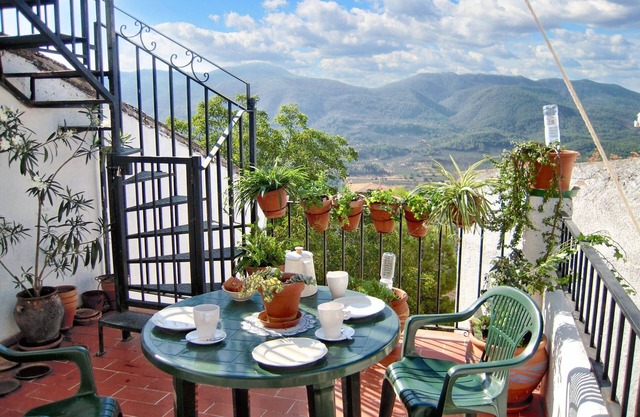 Homerez - Spacious House in Hornos with Mountain View