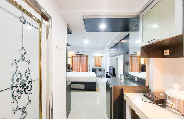 Homey And Warm Studio Apartment At Mansyur Residence