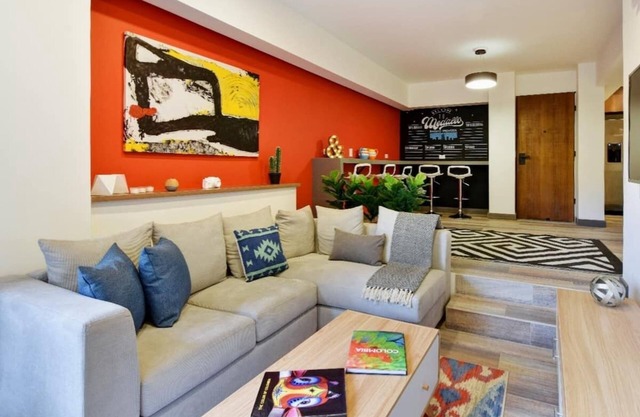 Homey Atmosphere 3BR Flat steps from Provenza with A/C