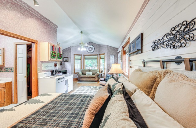 Homey Pet-friendly Libby Cottage w/Yard by Creek!