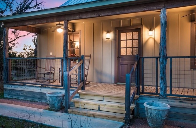 Honey Hill Wild Rose Cabin | Close to town | Hot Tub | Full kitchen