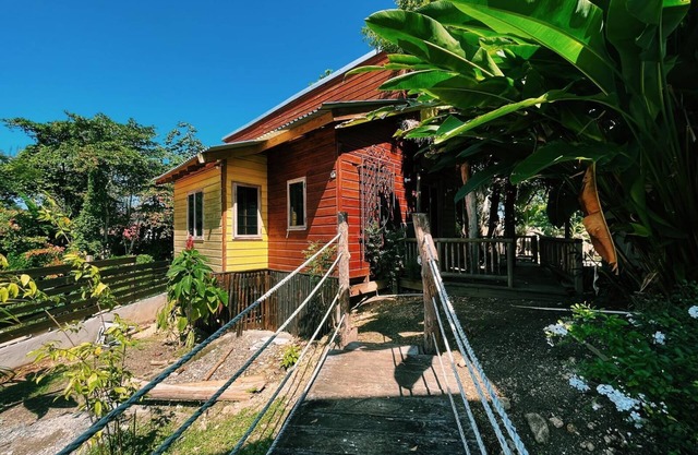 HoneyComb Cabin, two bedroom unique loft cabin, in a lush tranquil setting!