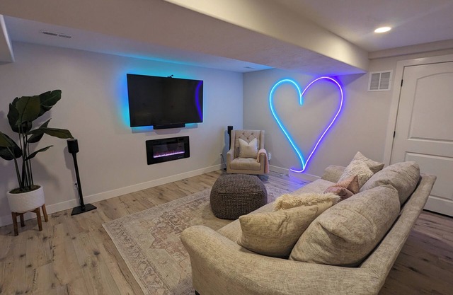 Honeymoon Mountain Dream Retreat with Valley Views, Mountain Trails & Sauna