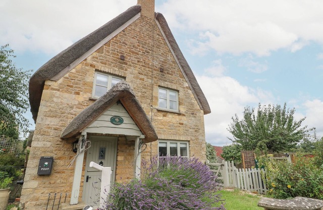 HONEYSUCKLE COTTAGE (BRAILES), pet friendly, with a garden in Brailes