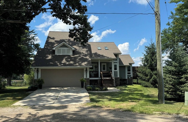Horseshoe Lake retreat- 2-bedroom + loft lake house with WiFi and AC.