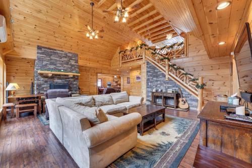 Hot Tub and Dock Waterfront Cabin in Old Forge!