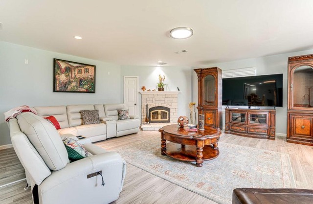 Hot Tub and Fenced Yard Dog-Friendly Gem in Denison