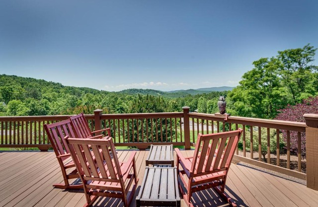 Hot Tub and Game Room Spacious Nebo Cabin!
