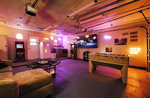 Hot Tub,Gameroom,15 Miles to Dickies Arena,FirePit,BBQ Grill!