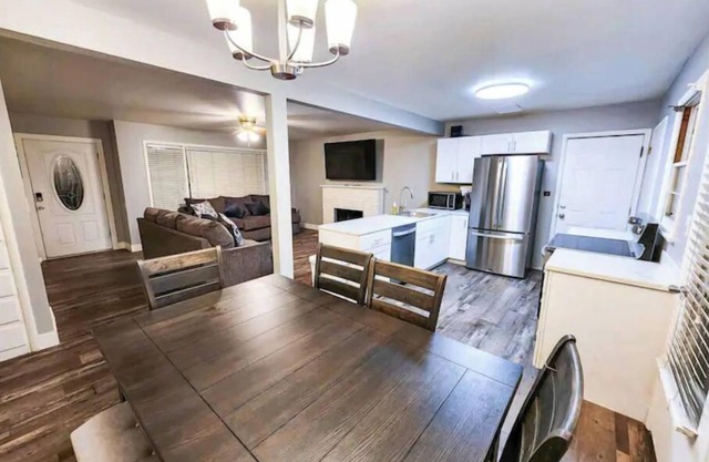 HOT TUB! Newly renovated Sunset Themed house.