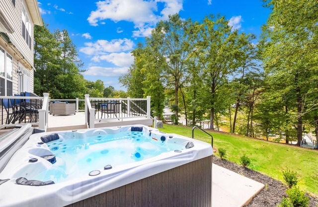 Hot Tub, Office, Gas Firepit, & Peaceful!