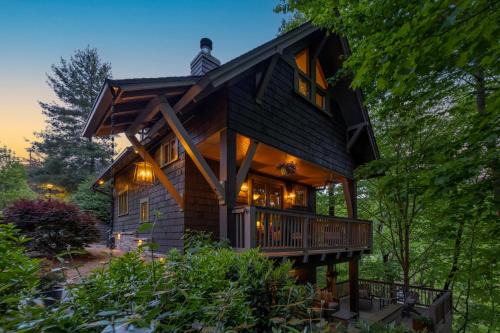 HOT TUB & PET-FRIENDLY Cabin in Cheshire Village