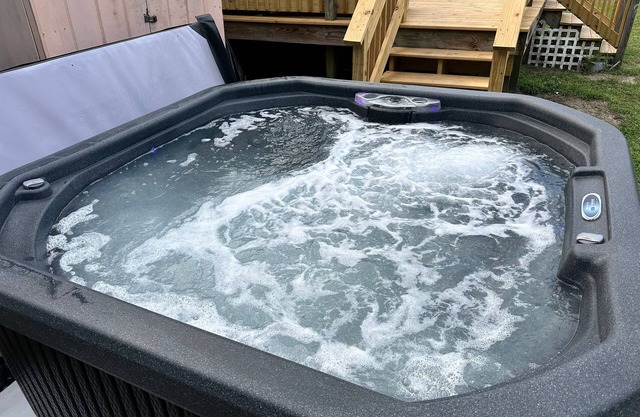 Hot Tub, Pet Friendly, 3 miles to Emerald Isle, fully fenced yard.