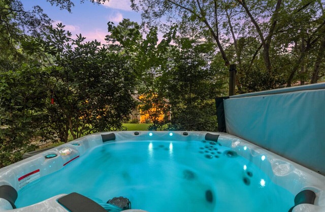HOT TUB | PET FRIENDLY| THE SUNNY SUITE