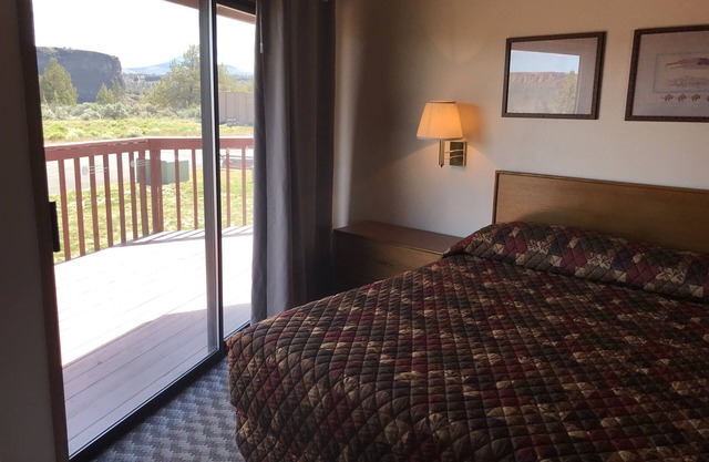 Hotel Room with 1 KING bed, Pets OK with Additional Fee