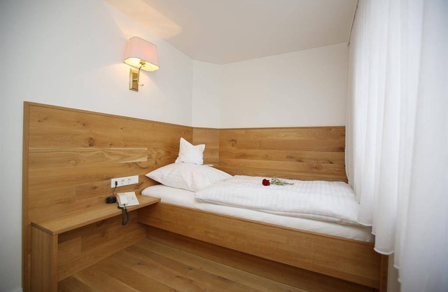 Hotel ∙ Single room, shower and bath, toilet, standard