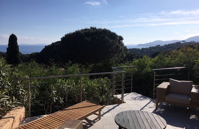 House 2 steps from Ramatuelle 180 degree sea view, walking distance to the beach