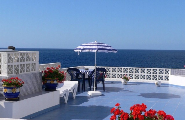 House directly on the sea with a large, planted rooftop terrace