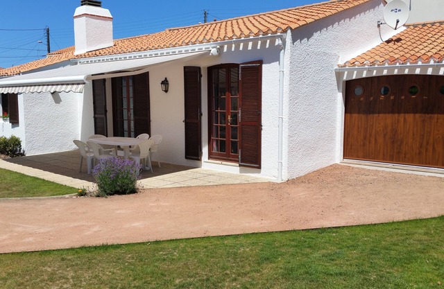 House for 6 people, verdant scenery, 200 m from the sea. Garden. Very quiet.