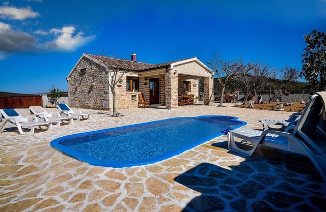 House for 8 guests with 100m² in Stankovci (126184)