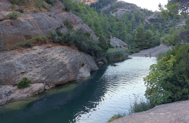 House in Les Terres del Ebre with large spaces, terrace, barbecue and garage.