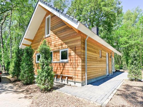 House in Reutum with Jacuzzi & Forest View