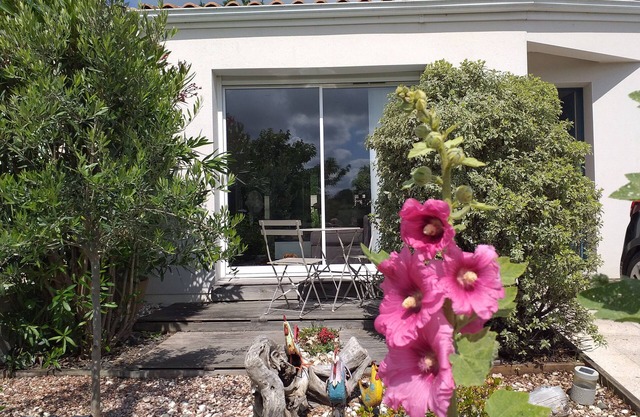 House just a stone's throw from LA PALMYRE zoo and beaches.