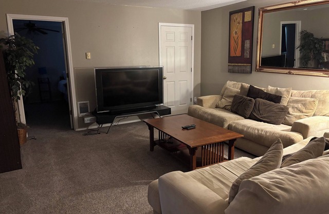 House near McMenamins Edgefield, Outlets, Blue Lake Park, Gorge, Hiking, BBQ