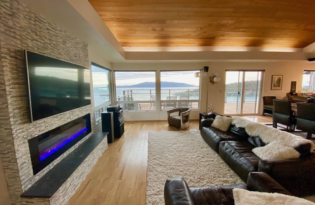 House on Chuckanut Bay with Stunning Views!