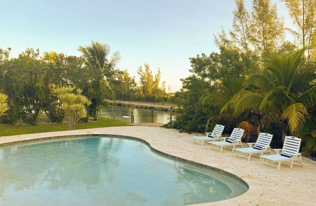 House on the canal with pool 10 min walk from beach. Fishing dream come true.