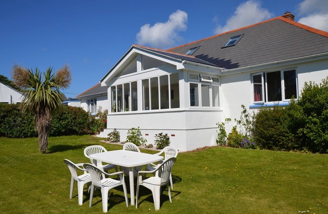 House - Sleeps 8, Close to Beach & Free parking