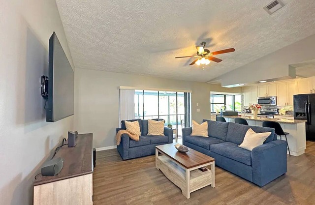 House, sleeps 8, near parks, beaches, centrally located! nn