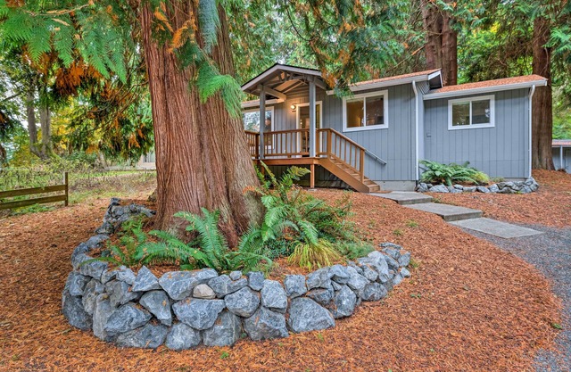 House w/Deck on Whidbey Island, 1 Mi from Shore!