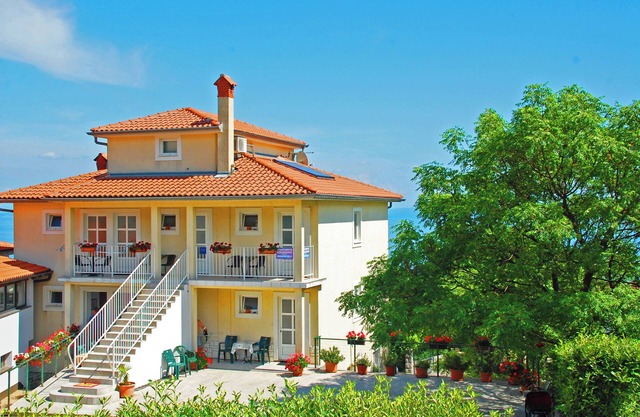 House with 7 apartments in a quiet location, with a beautiful view of the sea