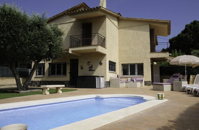 House with garden and private pool