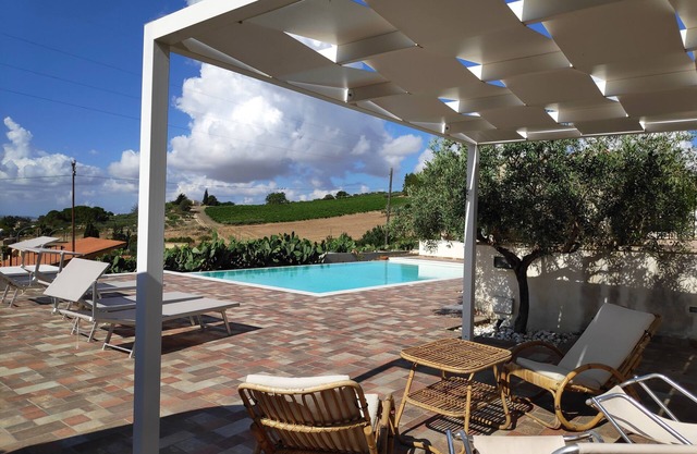 House with infinity pool in the hills near the sea and Trapani