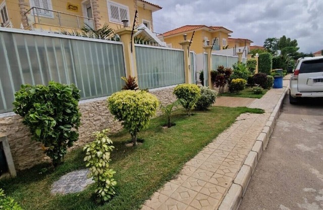 House with pool in a thriving and diverse district.