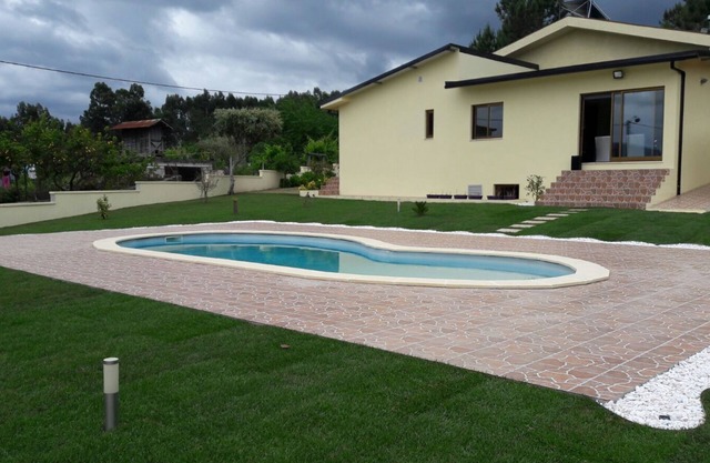 house with pool for 10 people