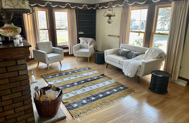 HOUSE WITH POOL, WALK TO TOWN OR CHAUTAUQUA LAKE, NEAR CHAUTAUQUA INSTITUTION !